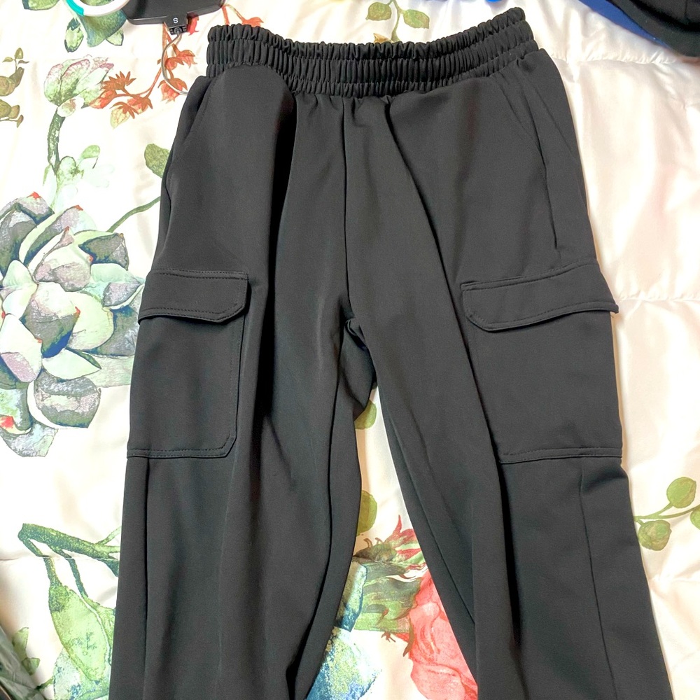 A nice pair of joggers! Never worn size s/m.